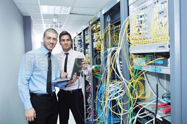 網絡服務器室的工程實踐 構建高效穩定的網絡基礎設施